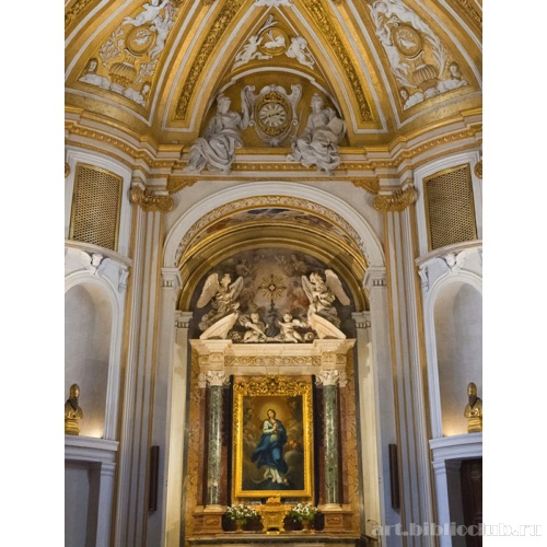 Капелла, оформленная раскрепованным антаблементом и фигурами ангелов