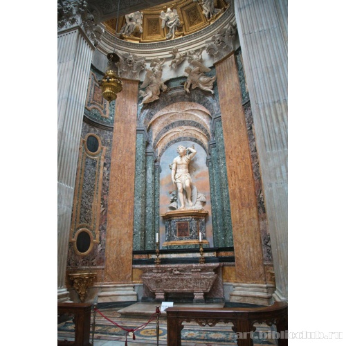 Интерьер со скульптурными фигурами