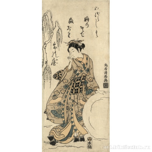 Молодая девушка, лепящая снежок