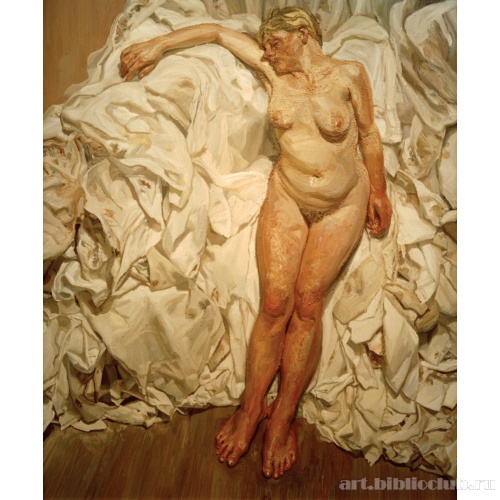 Стоящая на фоне тряпок