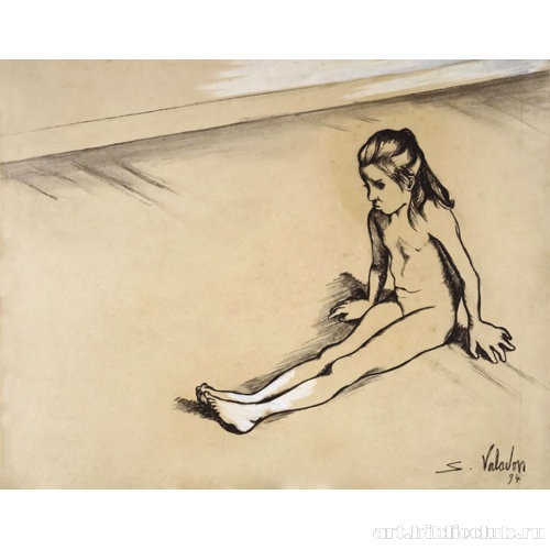 Девочка, сидящая на полу с вытянутыми ногами