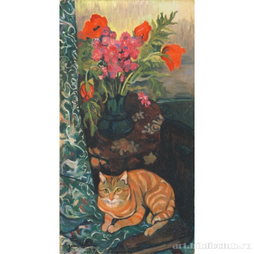 Кошка, лежащая перед букетом цветов