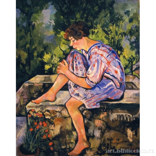 Молодая женщина, сидящая на низкой стене