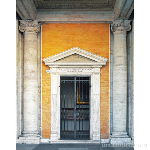 Скульптурное оформление дверного проема одного из дворцов