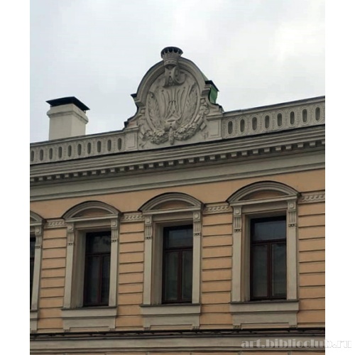 Картуш с гербом над центром фасада