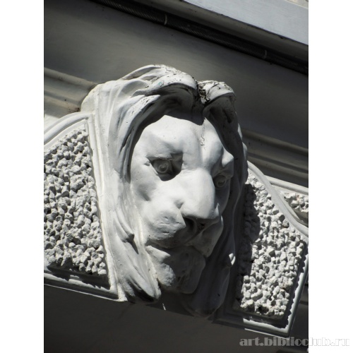 Маска льва в замковом камне окон первого этажа особняка