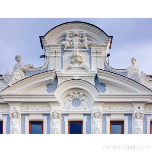 Декоративный аттик, увенчивающий главный фасад особняка