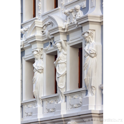 Лепные кариатиды второго этажа фасада особняка