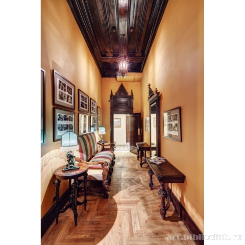 Коридор первого этажа особняка