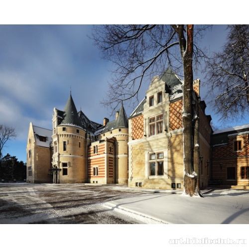 Вид усадебного дома со стороны парадного въезда