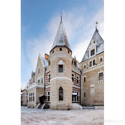 Вид фасада усадебного дома с парковой террасы