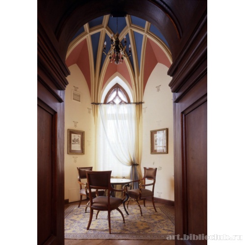 Готическая гостиная-фонарик