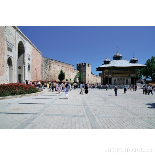 Первые ворота, дворцовая стена и фонтан