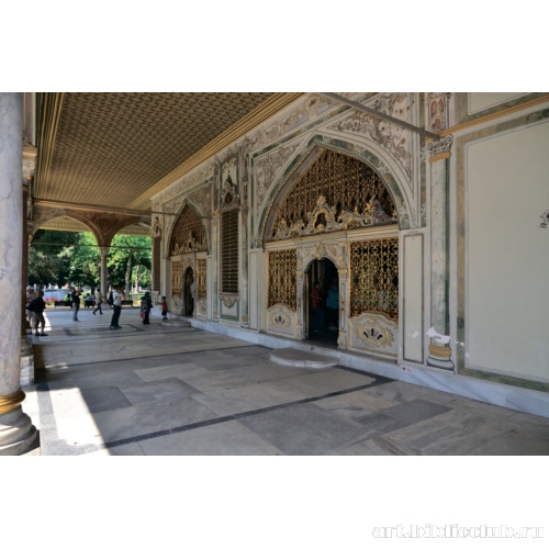 Галерея здания Дивана. Вход