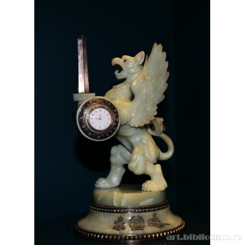 Часы в виде грифона