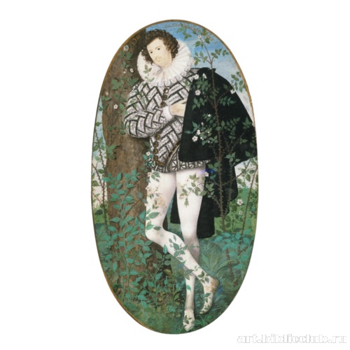 Молодой человек у дерева посреди роз