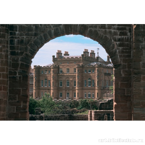 Роберт Адам. Замок Калзин. Вид через арку парковой руины