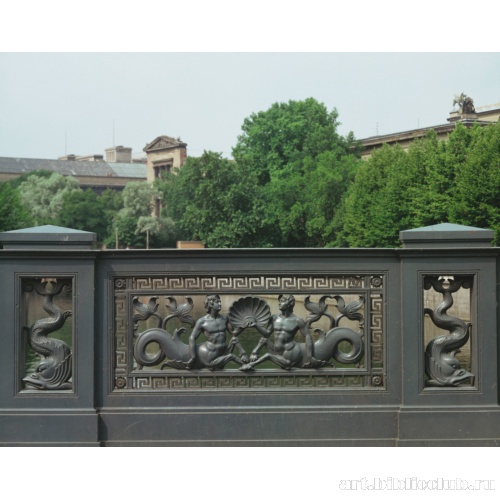 Дворцовый мост. Деталь чугунного парапета