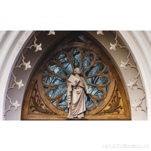 «Готическая капелла». Статуя апостола Петра в тимпане входного портала