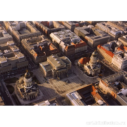 Площадь Жандарменмаркт и здание Концертхауса. Вид с высоты птичьего полета