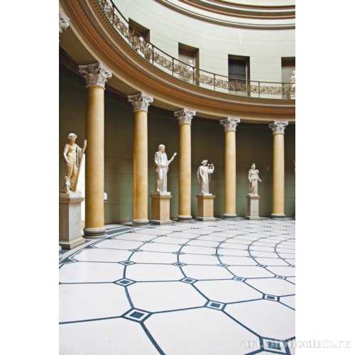 Старый музей в Берлине. Колоннада ротонды с экспозицией античной скульптуры