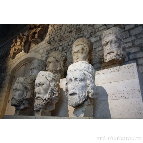 Головы иудейских царей. Фрагмент скульптуры «галереи королей» собора Парижской Богоматери