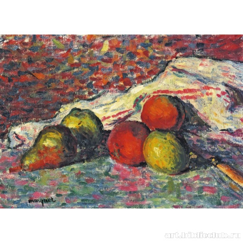 Стол с белой салфеткой