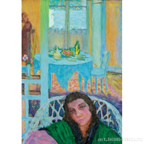 Интерьер с женщиной в плетеном кресле