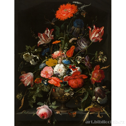 Цветы в металлической вазе