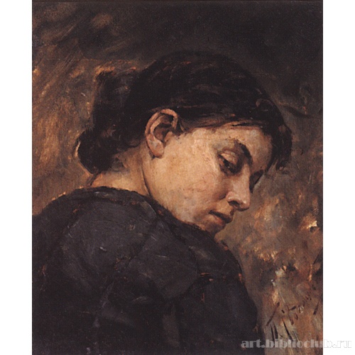 Молодая женщина, смотрящая через плечо