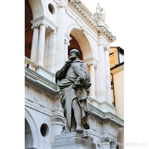 Памятник Палладио на Пьяцца-деи-Синьори перед Базиликой