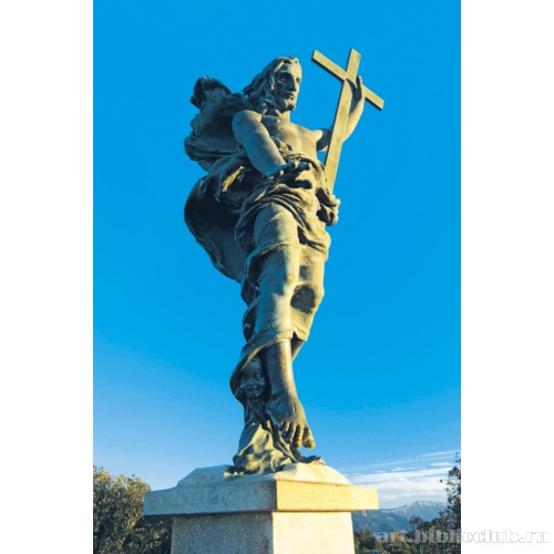 Статуя Христа над фронтоном главного фасада