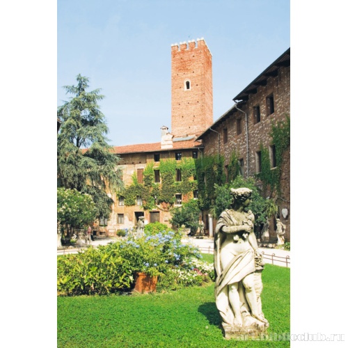 Двор старинного замка Кастелло-дель-Территорио