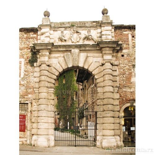 Ворота, ведущие к театру с площади Маттеотти