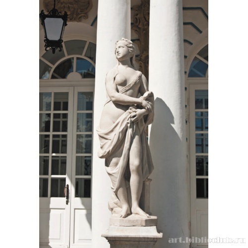 Большой Екатерининский дворец. Скульптура у парадного входа во дворец