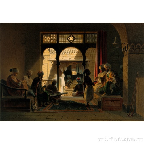 Кофейня в Каире с сидящими на деревянных скамейках мужчинами