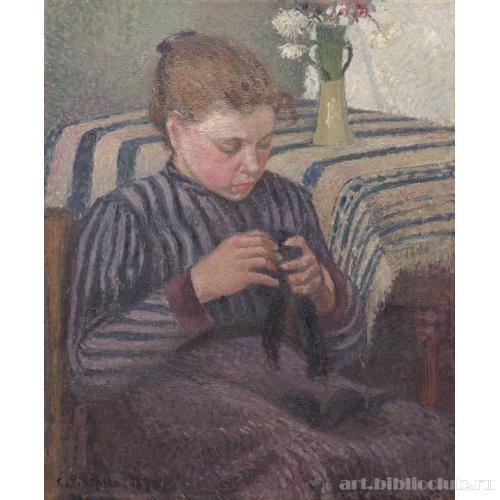 Молодая женщина шьет чулки