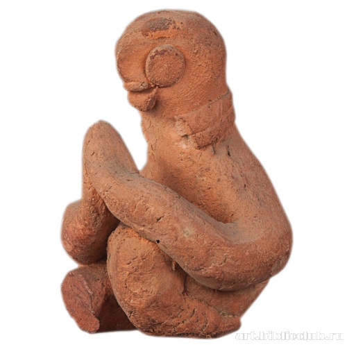 Мужчина, сидящий в позе намаскар