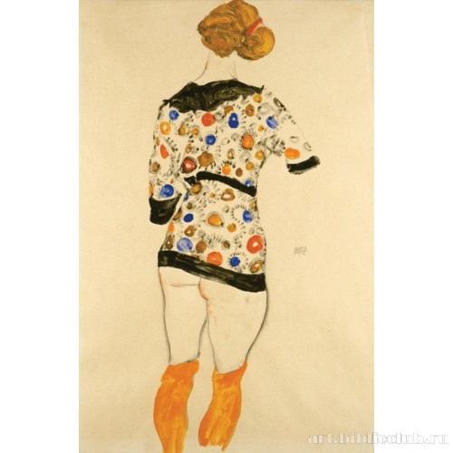 Стоящая женщина в блузе с узором