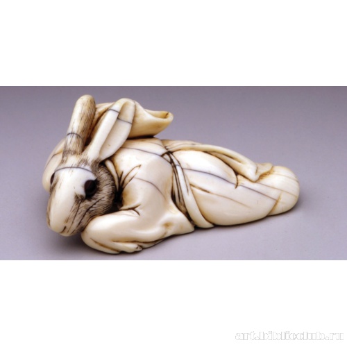 Лежащий кролик в кимоно. Нэцке