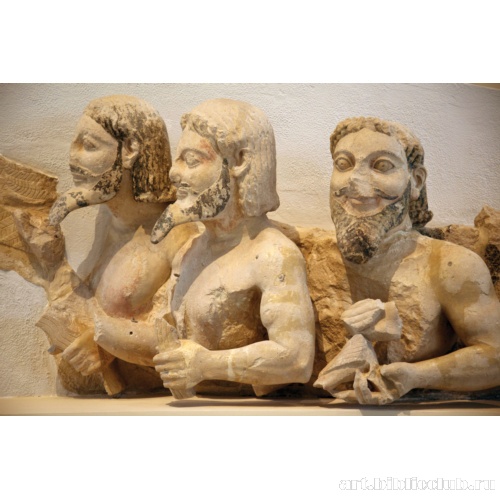 Тритопатор. Фрагмент фронтона храма Гекатомпедон