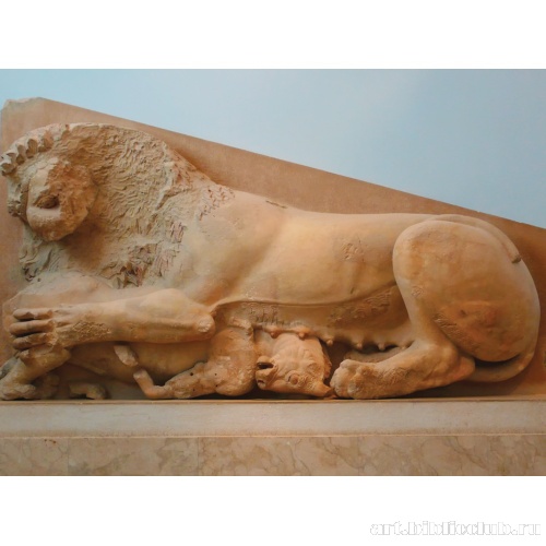 Фрагмент фронтона с изображением львицы