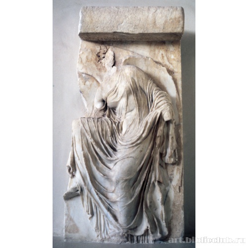 Ника, развязывающая сандалию