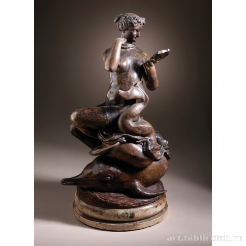 Нереида, поправляющая ожерелье