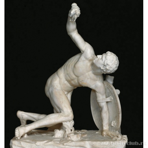 Статуя раненого воина