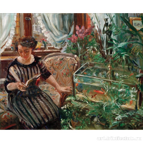 Дама у аквариума с золотыми рыбками