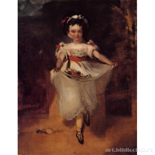 Маленькая девочка, несущая цветы в переднике