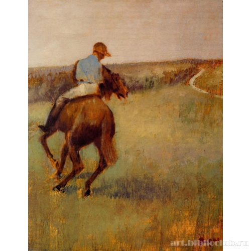 Жокей в синем на каштановой лошади