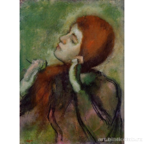 Женщина, расчесывающая волосы