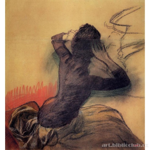 Сидящая женщина, расчесывающая волосы